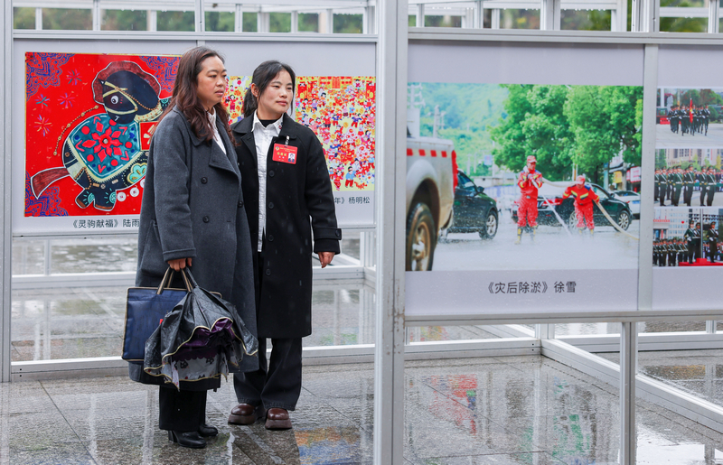 2026年2月27日,在貴州省銅仁市玉屏侗族自治縣城區,該縣政協委員在書畫攝影作品展。