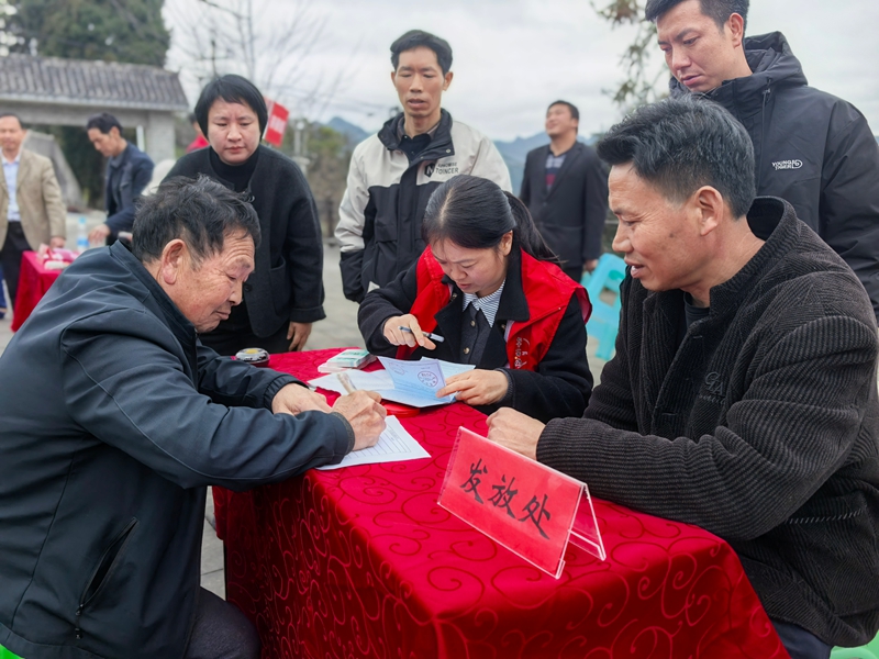 1、村民們排隊登記、簽字、按手印、領款 。.jpg