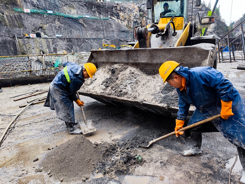 花灘子水庫大壩基面清理。譚婷 攝.jpg