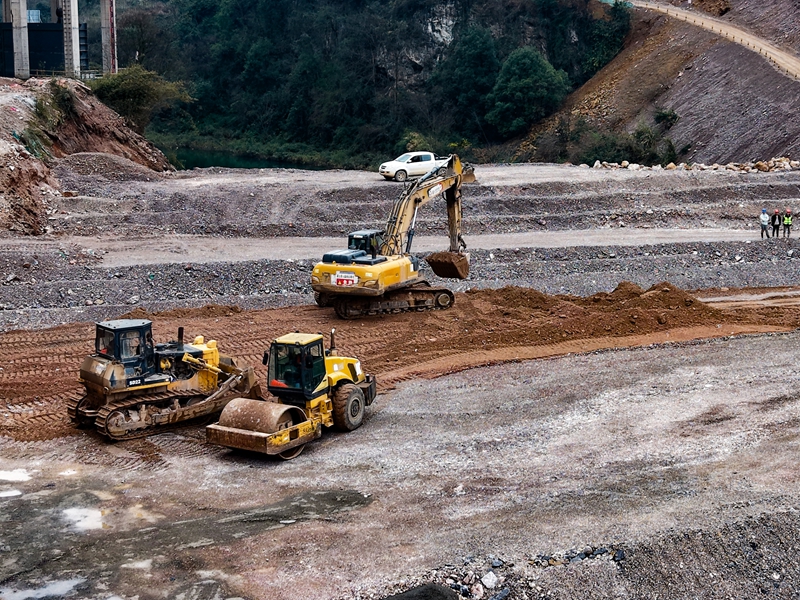 宣威水庫上游圍堰填筑壓實。羅仕渝 攝.jpg