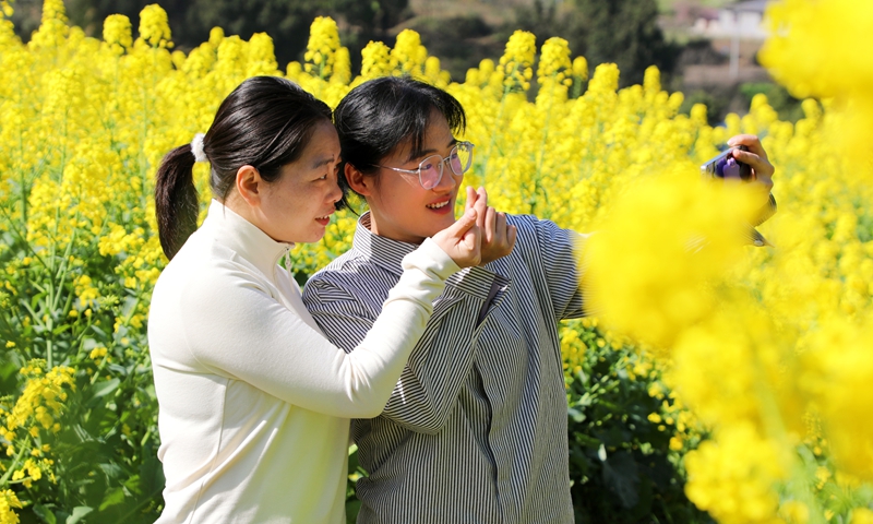 3、在油菜花田中漫步打卡 。.JPG