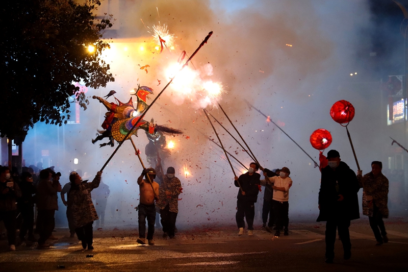 燒龍鬧元宵。