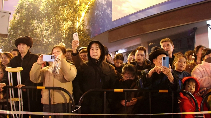 燒龍現場人潮涌動 (2).jpg