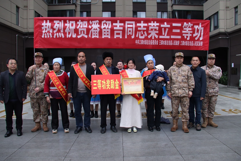 將喜報(bào)送到家中 (2).JPG