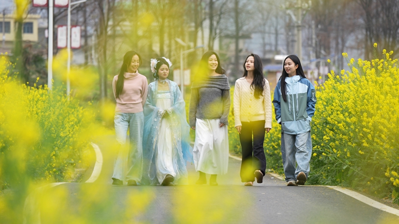 2026年3月2日，貴州省納雍縣百興鎮(zhèn)納雍河畔油菜花田美如畫。謝健鋒攝