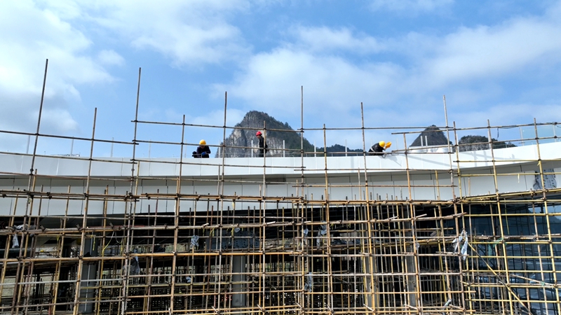 建設者正有條不紊的進行工作 (1).jpg