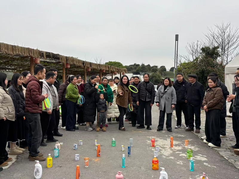 松桃普覺鎮(zhèn)全體女職工、各村婦女干部套圈贏好禮現(xiàn)場。