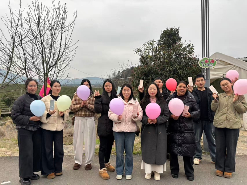 松桃普覺鎮(zhèn)全體女職工、各村婦女干部手持禮品合影。