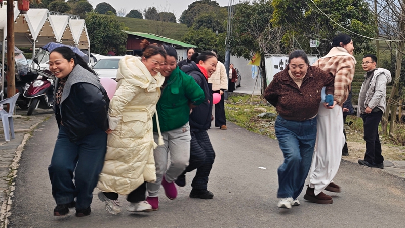 松桃普覺鎮(zhèn)全體女職工、各村婦女干部開展兩人三足項目比賽。