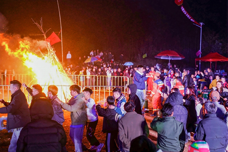 3 、篝火晚會將現場氛圍推向狂歡高潮。 郝涌智.jpg