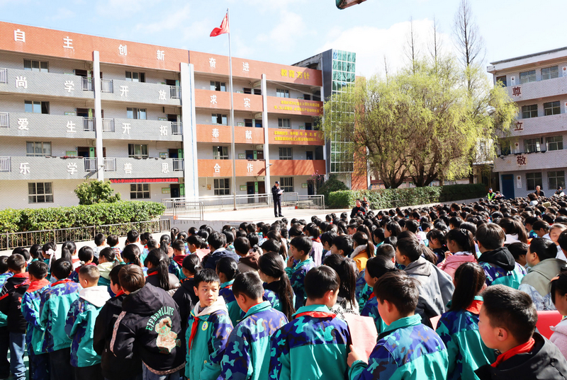 威寧自治縣公安局六橋派出所民警在白馬小學開展送法進校園。