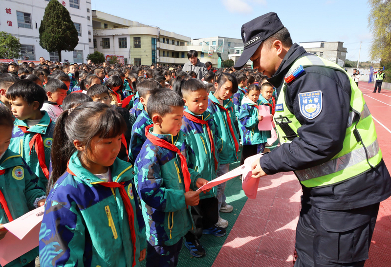 威寧自治縣公安局六橋派出所民警在白馬小學發放法治法治宣傳資料，并耐心為學生講解。