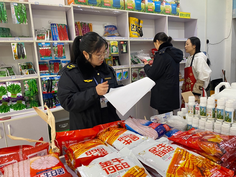 金沙縣農(nóng)業(yè)農(nóng)村局綜合行政執(zhí)法大隊(duì)開(kāi)展春季農(nóng)資打假專項(xiàng)行動(dòng) 金莎 攝.jpg