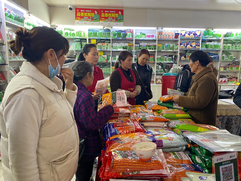 農(nóng)戶們正在購(gòu)買春耕種子 金莎 攝.jpg