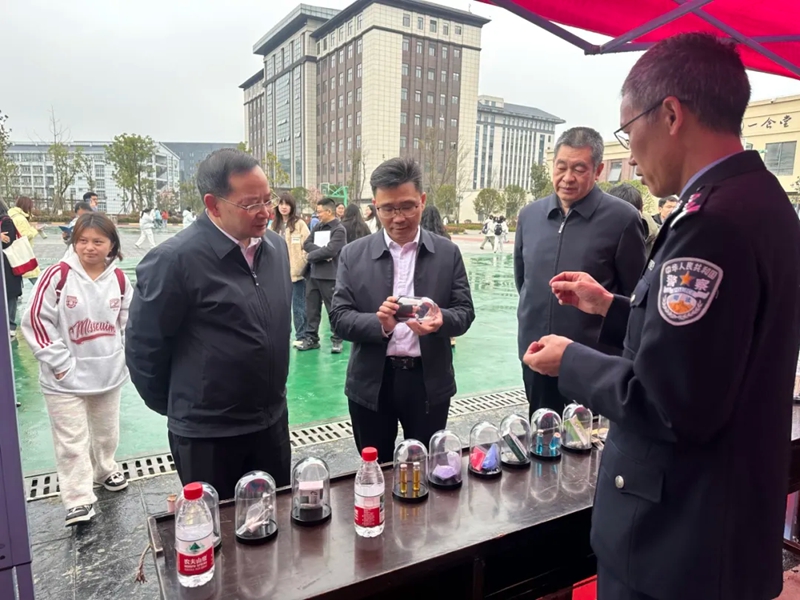 1.學校黨委副書記、校長田維毅一行在活動現(xiàn)場與學生及志愿者互動交流