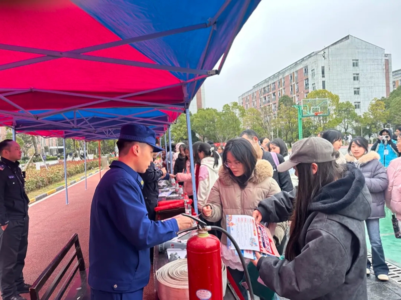 2.觀山湖區(qū)消防救援大隊宣傳消防安全知識.jpg
