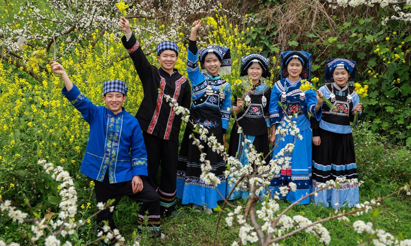 人們在羅甸縣羅悃鎮響水村蜂糖李種植基地賞花拍照。