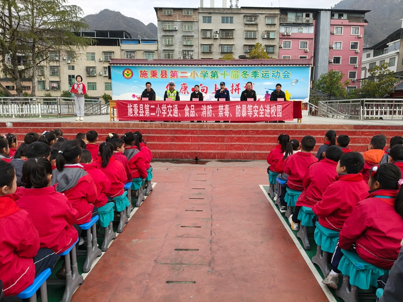 施秉縣消防監(jiān)督員在施秉縣第二小學(xué)講解消防安全知識(shí)。