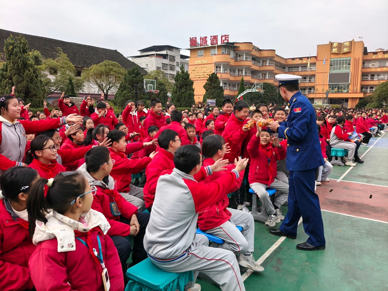 施秉縣消防宣傳員在施秉縣第二小學引導學生開展有獎問答。