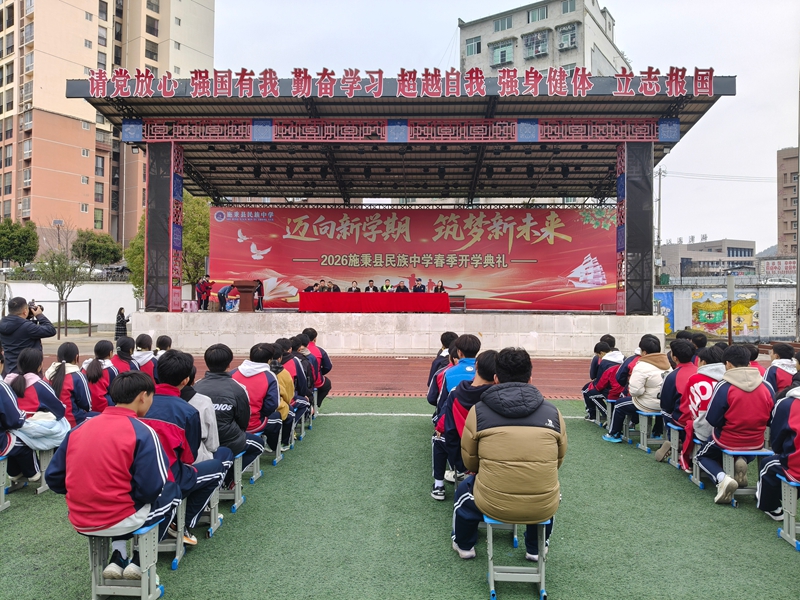 施秉縣消防宣傳員在施秉縣民族中學開展消防安全理論授課。