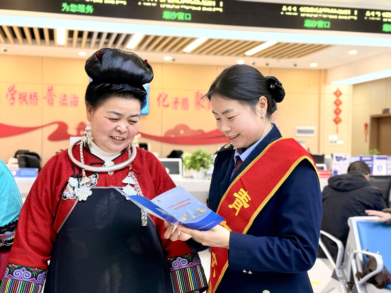 辦稅服務廳，稅務干部向群眾細致講解個稅政策。