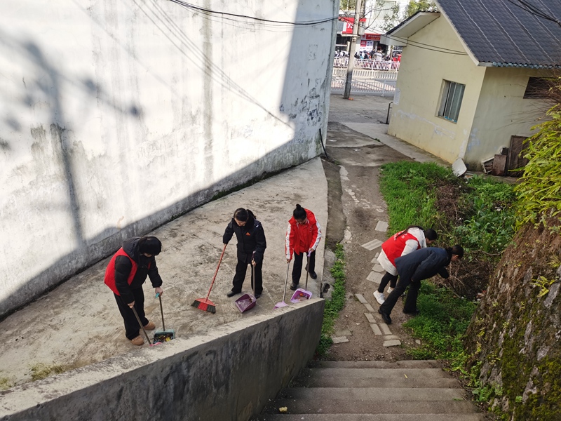圖5：夕陽下，社區街道留下稅務志愿者開展志愿服務的剪影。