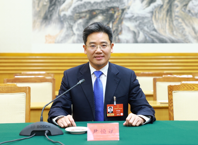 1 、 全國人大代表,安順市委副書記、市長尹恒斌。 王敏 攝