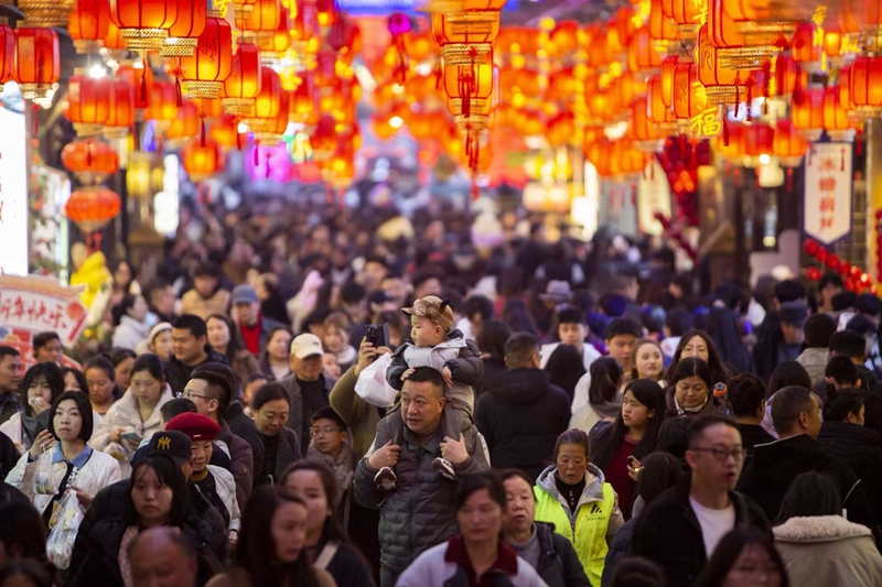 3 、2月17,游客在貴州省安順市西秀區安順古城歷史文化街區游玩。程洪凱 攝