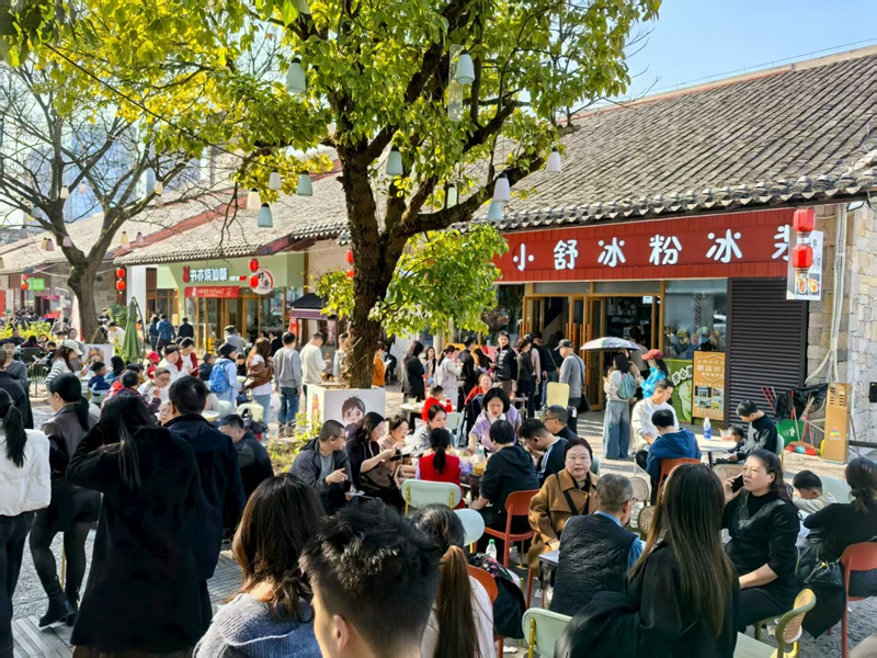 4 、安順古城小舒冰漿等小吃受到游客青睞。安順市融媒體中心供圖