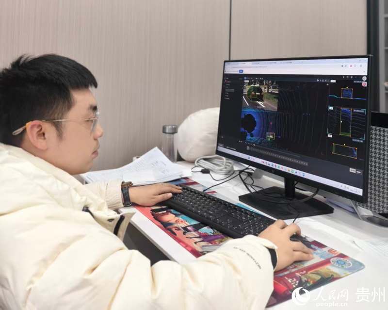 數據標注員碰亞東正在為數據打“標簽”。受訪者供圖