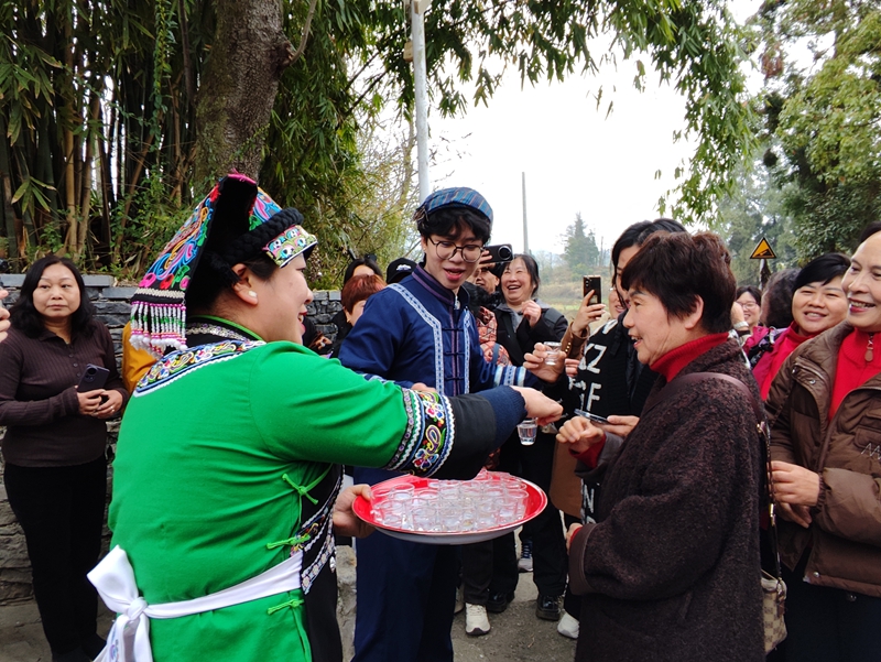 布依婦女向游客敬酒，鄢永華攝.jpg