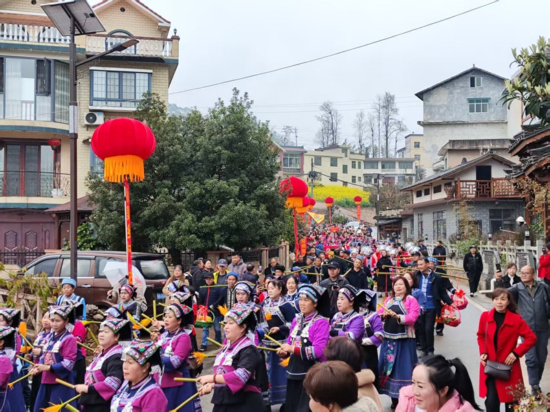姑媽隊伍浩浩蕩蕩巡游村莊。鄢永華攝