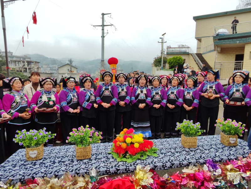 舅媽向姑媽唱敬酒歌。鄢永華攝