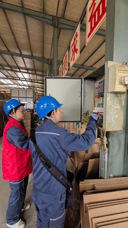 圖為“營銷姐妹團”在鎮寧永鴻祥鞋業進行用電檢查（榮永康 攝）