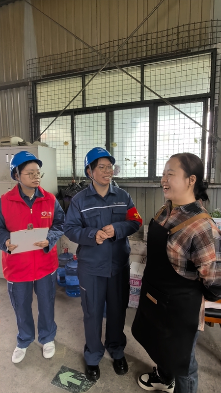 圖為“營銷姐妹團”走訪鎮寧永鴻祥鞋業，車間量身定制了錯峰用電方案。（榮永康 攝）