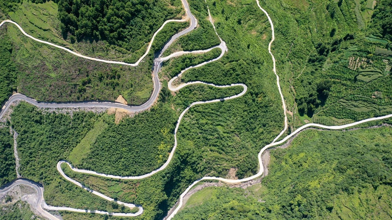 2、桃林鎮(zhèn)的村組公路彎多路窄,錯車道修建在路旁的空地、荒坡或邊角地帶,解決了群眾的“會車難”問題。習(xí)水縣融媒體中心供圖