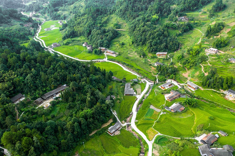 4、大坡鎮(zhèn)梧桐村組公路蜿蜒向前,道路邊角地帶的錯車道解決了群眾的“會車難”問題。習(xí)水縣融媒體中心供圖