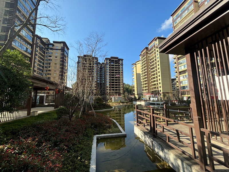 1、回遷安置點整潔優美的小區環境讓人眼前一亮。刁苓沙 攝