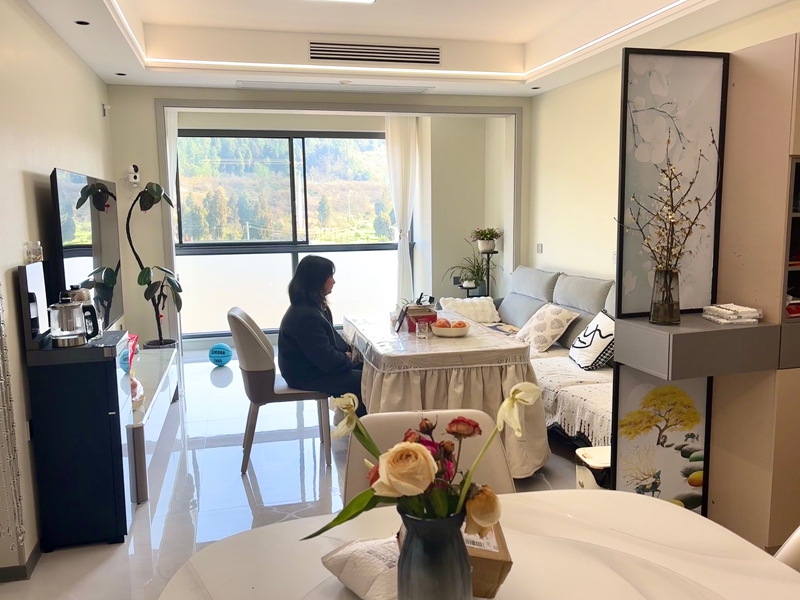 2、窗明幾凈的新居、綠意盎然的小區環境,讓居民迎來了高品質新生活。刁苓沙 攝