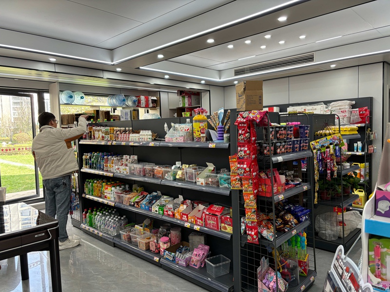 3、天境回遷安置點居民鐘方勇的副食店里。貨架上的零食、日用品碼放得整整齊齊。刁苓沙 攝