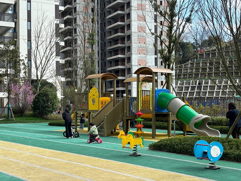 4、天鏡回遷安置點前的孩童游樂場。刁苓沙 攝