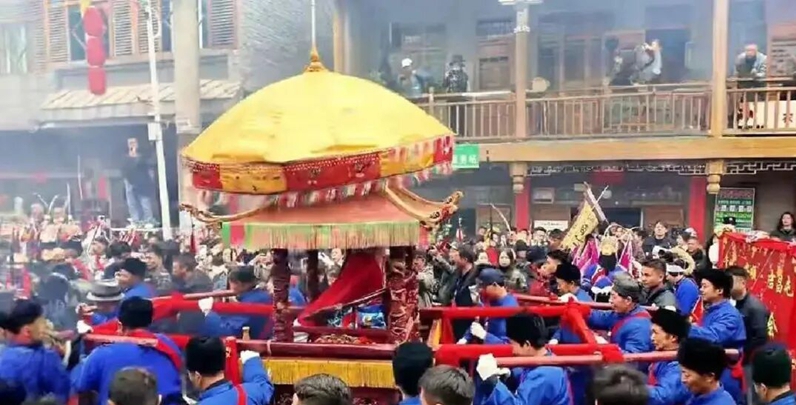 4 圖為“抬汪公”活動現場。潘春菊 &nbsp;攝.jpg