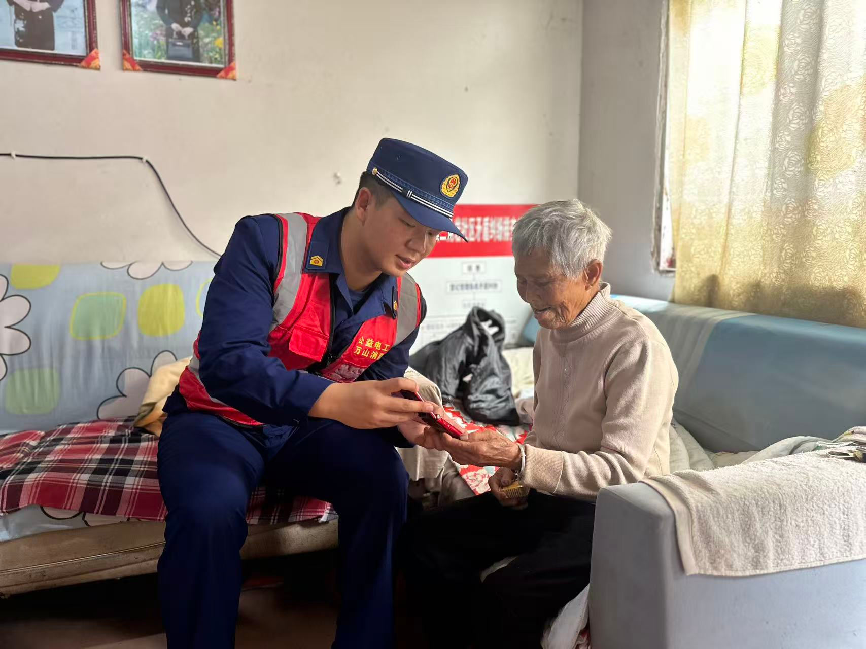 “公益電工”破解農村消防治理痛點。