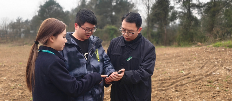郵儲銀行客戶經理在田間地頭辦信貸。