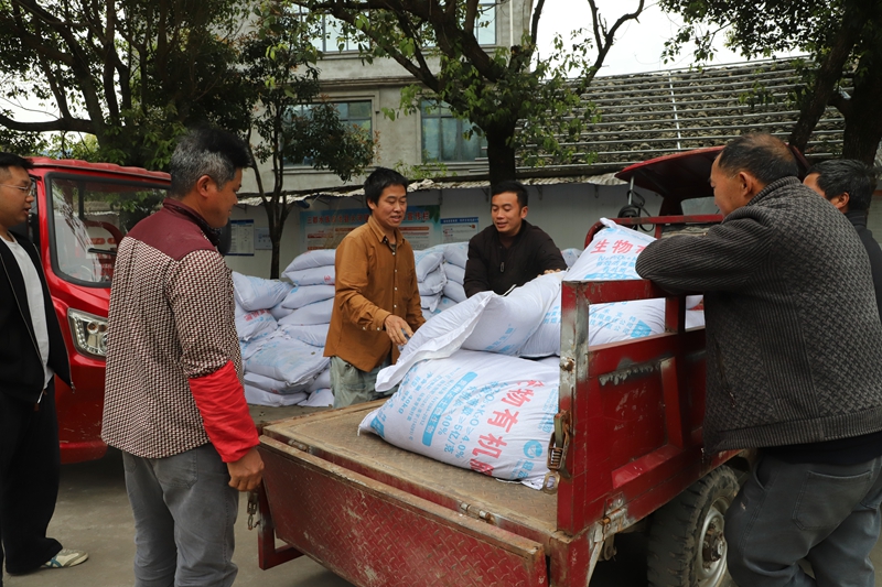 群眾搬運農用物資 (2).JPG