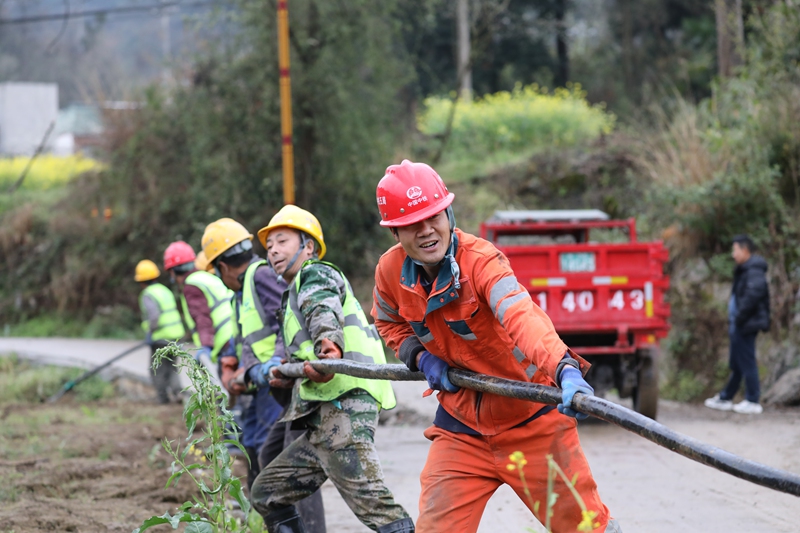 3月8日，貴州省夾巖水利樞紐工程黔西市綠化白族彝族鄉豐收村段施工點，工人們在安裝電纜線。