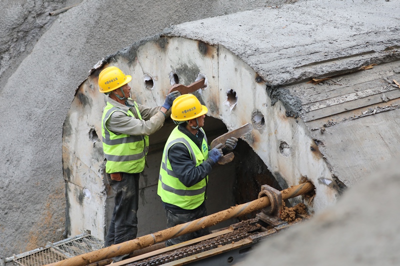 3月8日，貴州省夾巖水利樞紐工程黔西市綠化白族彝族鄉豐收村段施工點，工人們正在開動機器施工。