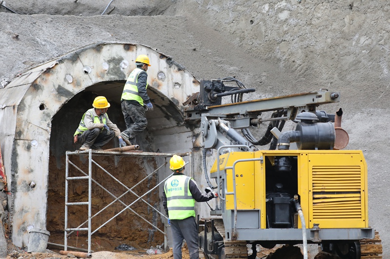 3月8日，貴州省夾巖水利樞紐工程黔西市綠化白族彝族鄉豐收村段施工點，工人們正在開動機器施工。