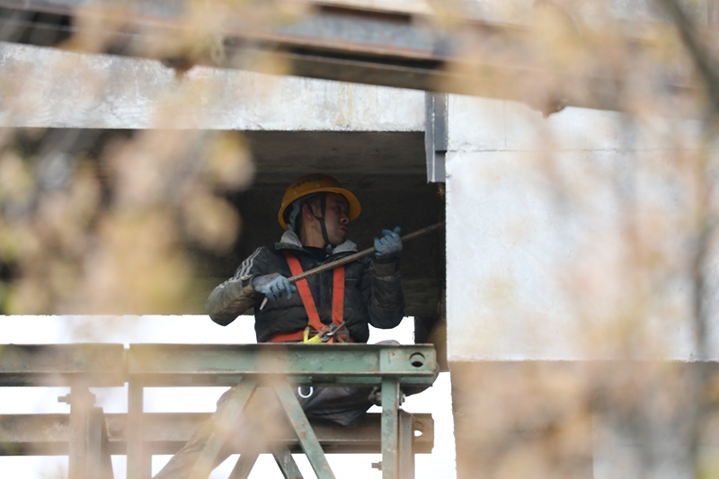 3月8日，貴州省夾巖水利樞紐工程黔西市鐘山鎮仙鵝村段施工點，工人們在進行渡槽橋墩建設。