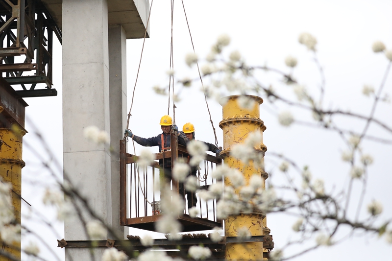 3月8日，貴州省夾巖水利樞紐工程黔西市鐘山鎮仙鵝村段施工點，工人們在進行渡槽橋墩建設。